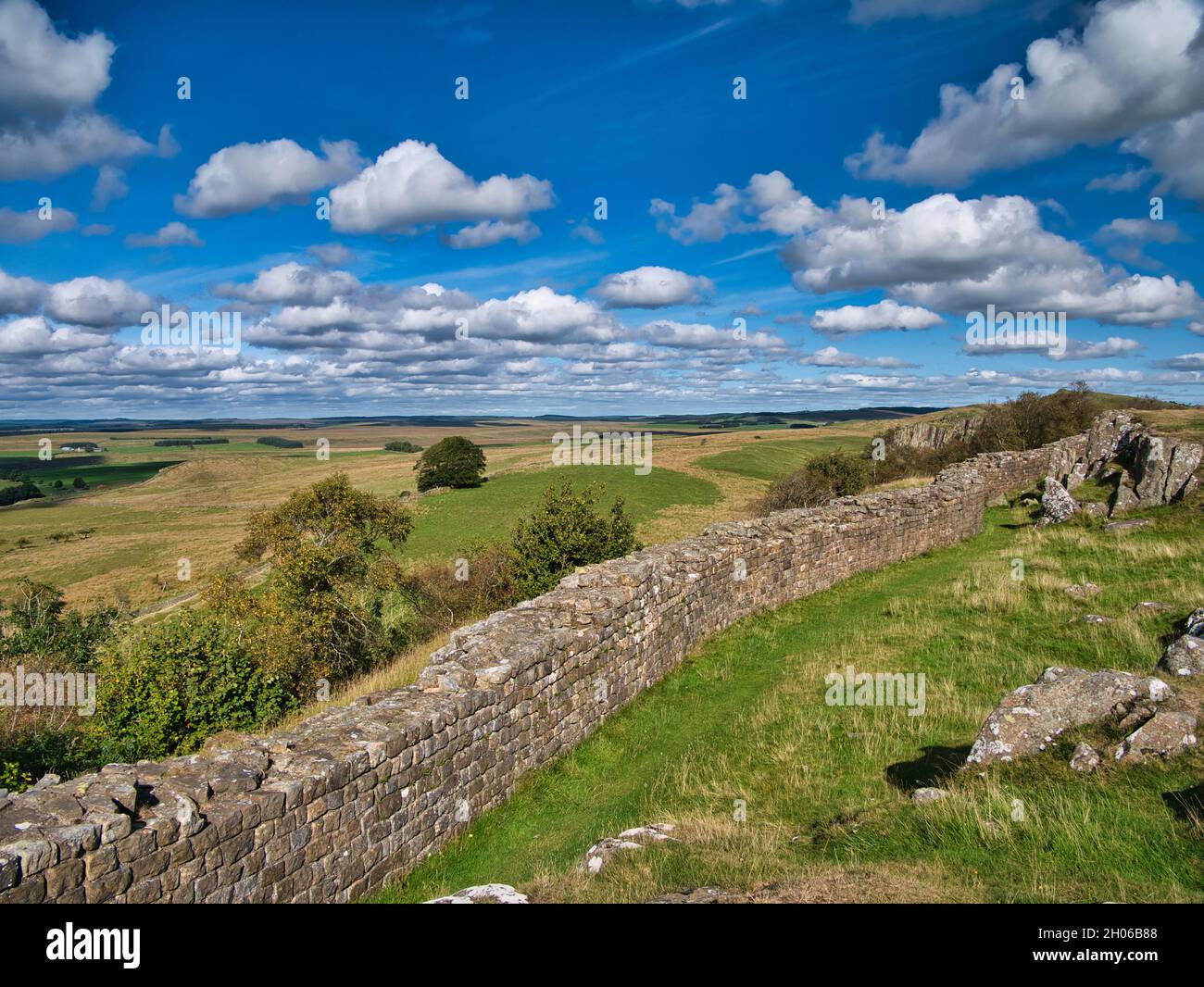 I resti della fortificazione difensiva del Muro di Adriano a Northumberland, Inghilterra, Regno Unito. Foto Stock