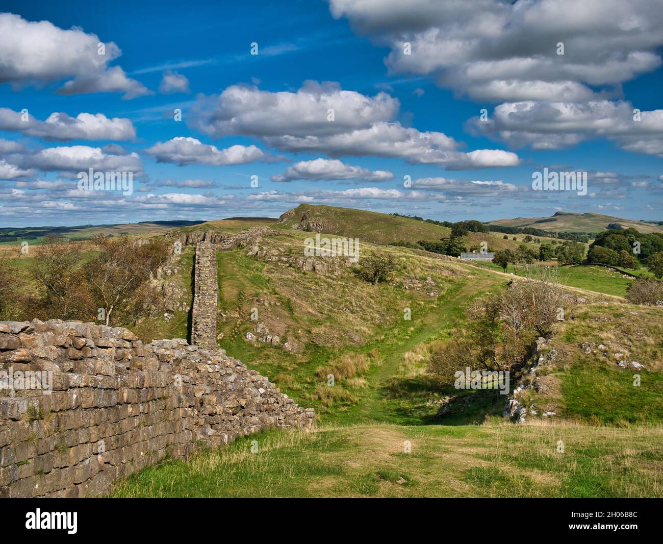 I resti della fortificazione difensiva del Muro di Adriano a Northumberland, Inghilterra, Regno Unito. Foto Stock