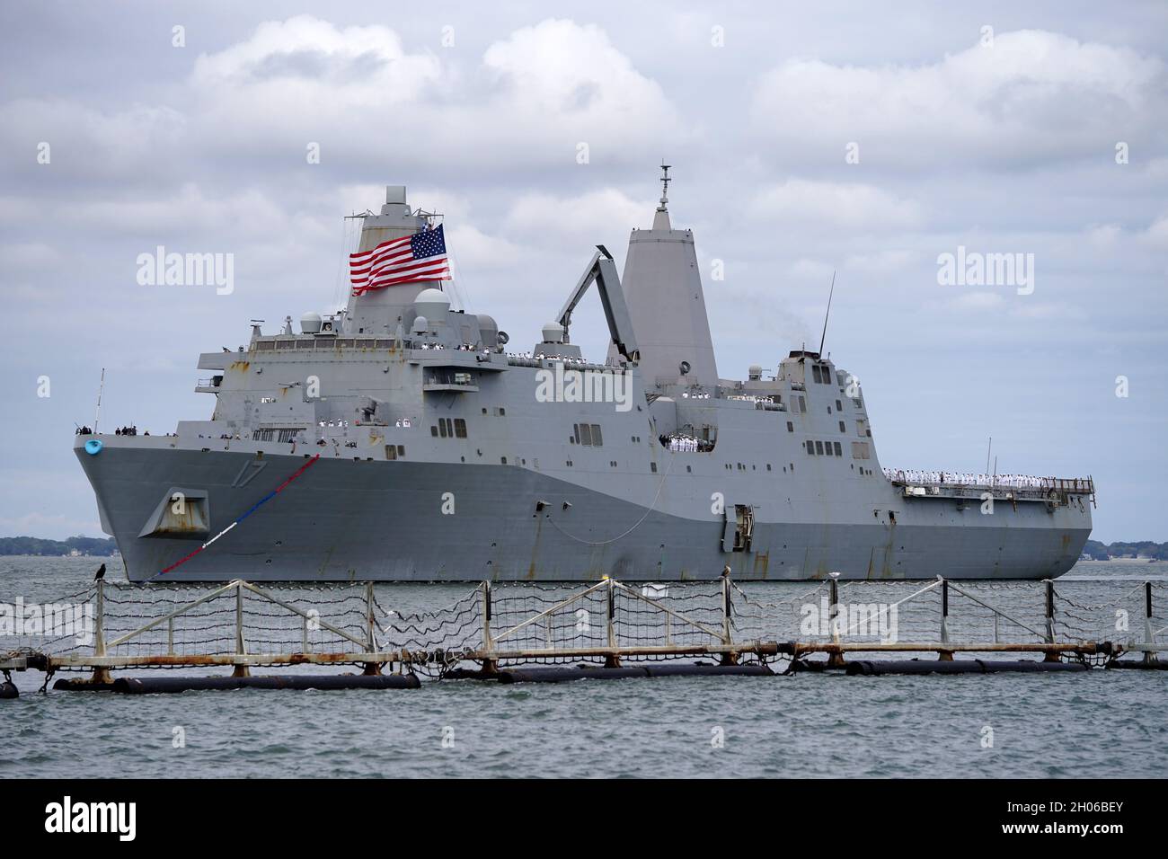 Norfork, Stati Uniti. 08 ottobre 2021. La nave portuale per il trasporto anfibio USS San Antonio della Marina degli Stati Uniti arriva a homeport dopo sei mesi di dispiegamento con la 5° flotta 8 ottobre 2021, a Norfolk, Virginia. Credit: MC1 Joshua D. Sheppard/U.S. Navy/Alamy Live News Foto Stock