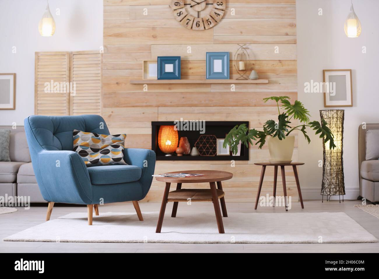 Accogliente appartamento arredato con nicchia in legno parete e poltrona.  Design degli interni Foto stock - Alamy