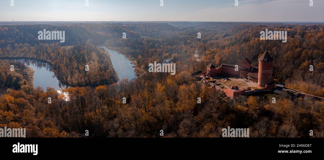 Vista aerea della città di Sigulda in Lettonia durante l'autunno dorato. Foto Stock