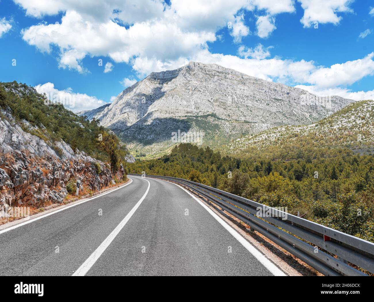 Bella e pittoresca strada in montagna. Foto Stock