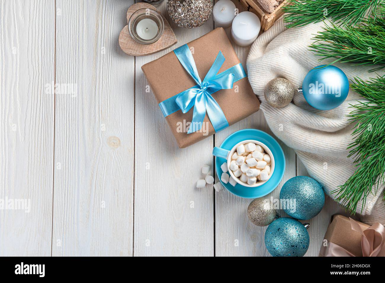 Caffè con marshmallows, rami di abete e decorazioni natalizie su sfondo bianco. Foto Stock