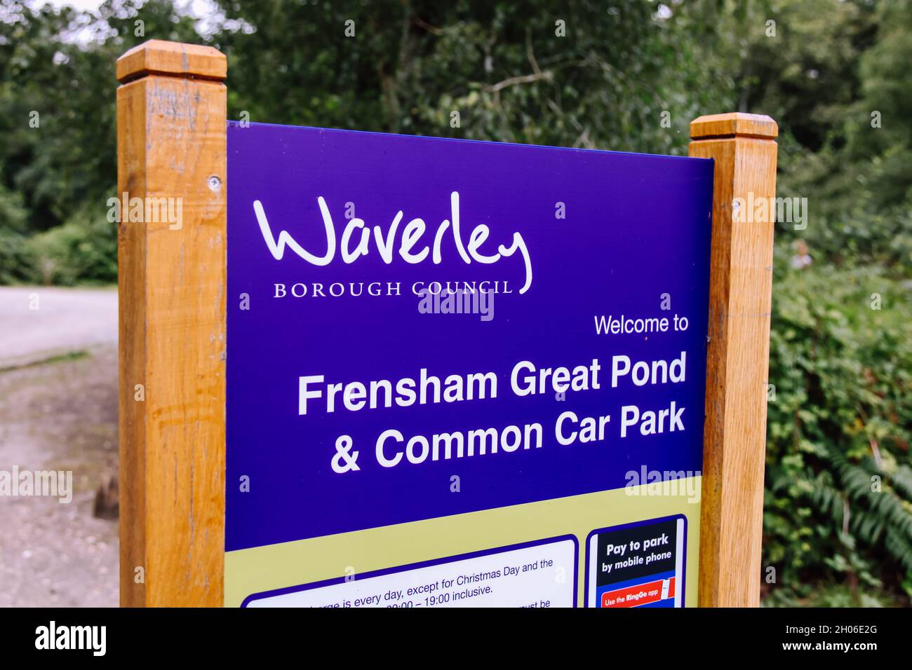 Waverley consiglio firma per Frensham Great Pond e parcheggio comune, West Surrey, Inghilterra, Regno Unito, 2021 agosto Foto Stock