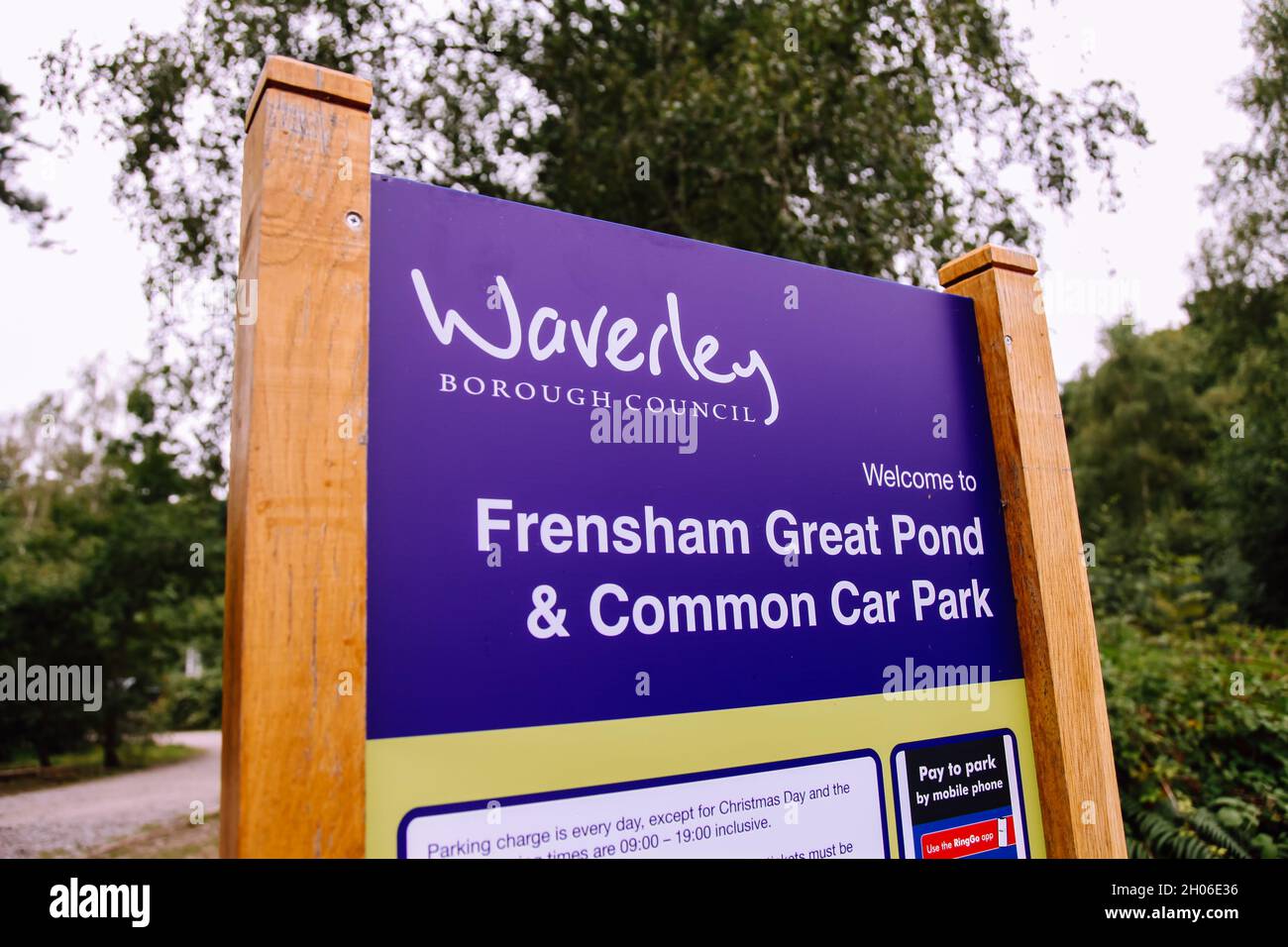 Waverley consiglio firma per Frensham Great Pond e parcheggio comune, West Surrey, Inghilterra, Regno Unito, 2021 agosto Foto Stock