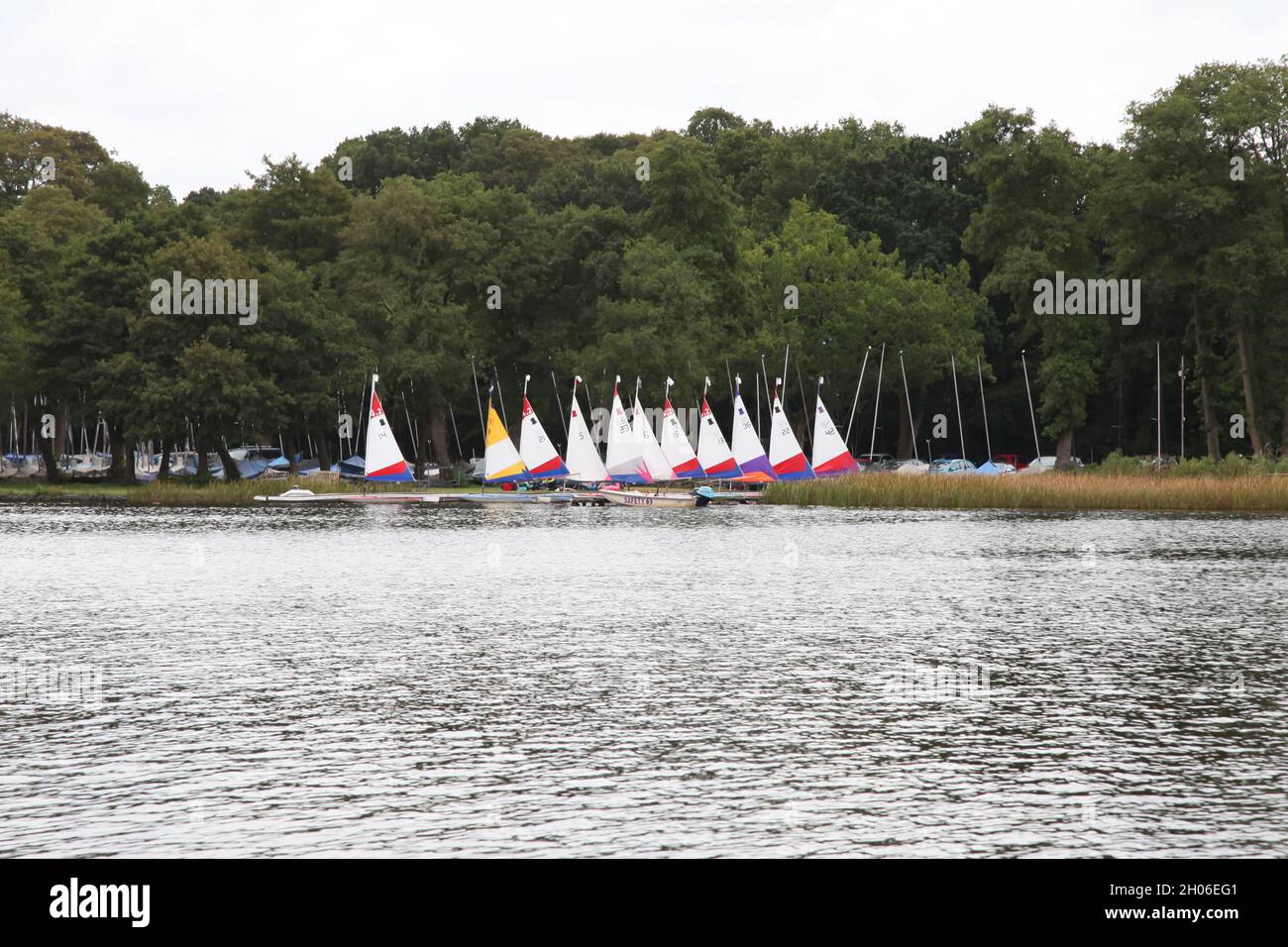 Frensham Pond Sailing club da tutta Frensham Great Pond, West Surrey, Inghilterra, Regno Unito, 2021 agosto Foto Stock