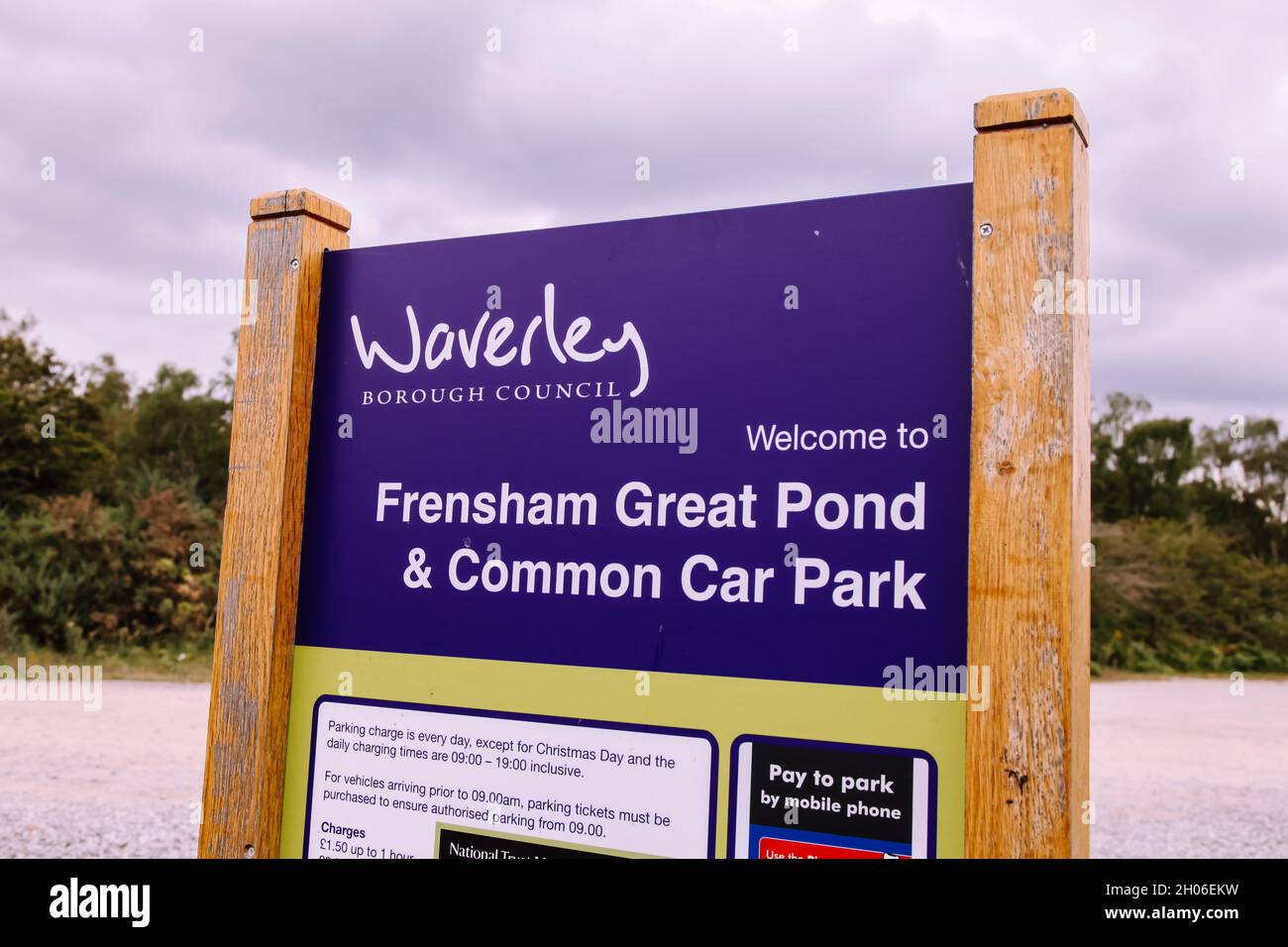 Waverley consiglio firma per Frensham Great Pond e parcheggio comune, West Surrey, Inghilterra, Regno Unito, 2021 agosto Foto Stock