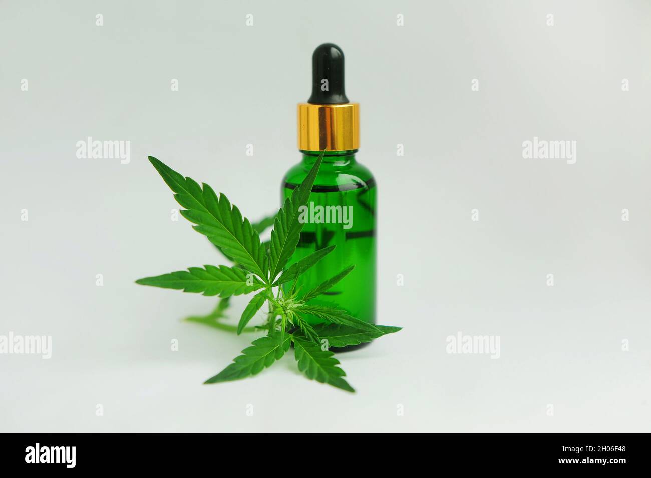Prodotti marijuana. Cannabis CBD olio di erbaccia isolato su sfondo bianco. Aromaterapia ricreativa concetto. Foto Stock