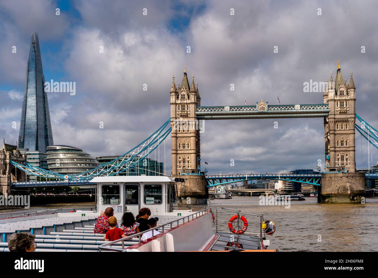 I visitatori possono ammirare i monumenti storici di Londra dalla barca Tour del Ponte Di Un Fiume Tamigi, Londra, Regno Unito. Foto Stock