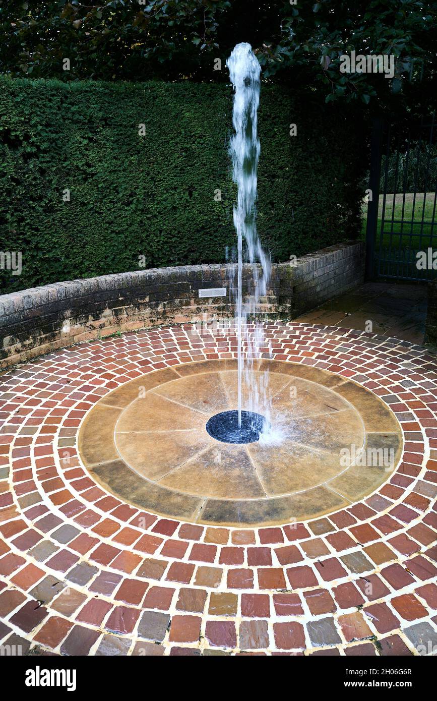 La fontana della colonna d'acqua nel giardino delle sorprese a Burghley House, Stamford, Inghilterra. Foto Stock