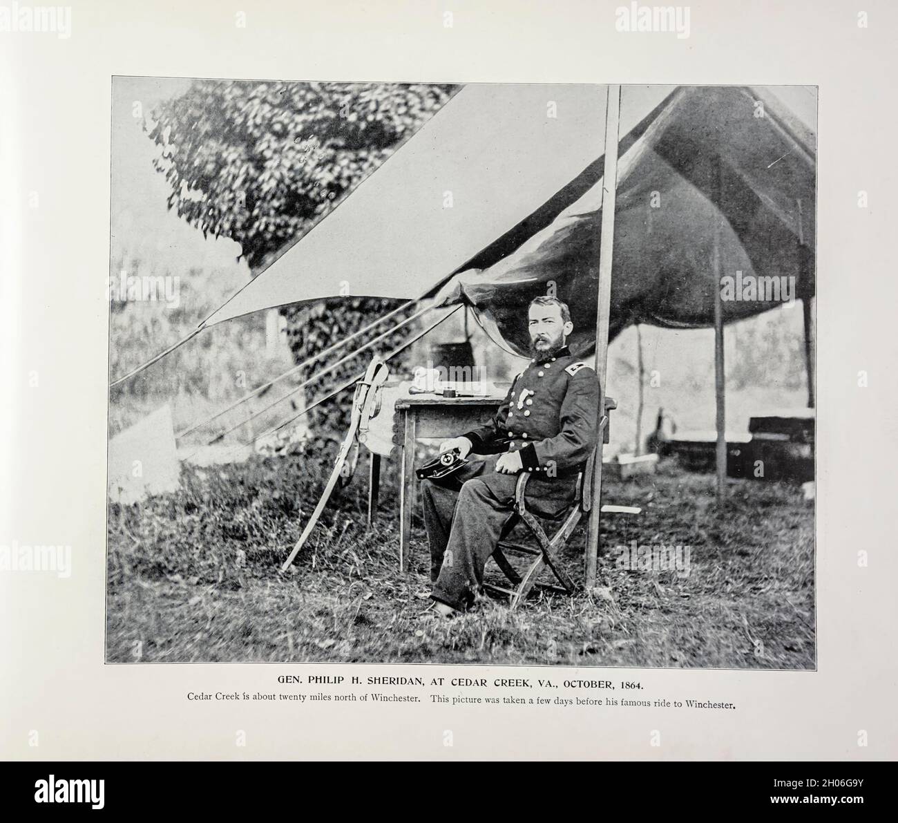 GEN. PHILIP H. SHERIDAN, A CEDAR CREEK, VA, OTTOBRE 1864. Cedar Creek si trova a circa venti miglia a nord di Winchester. Questa foto è stata scattata pochi giorni prima del suo famoso viaggio a Winchester, dal libro americano della Guerra civile e dall'album Grant : 'art immortelles' : Un portafoglio di riproduzioni a mezzitoni da fotografie rare e costose progettate per perpetuare la memoria del generale Ulisse S. Grant, raffigurante scene e incidenti in relazione alla Guerra civile pubblicata a Boston e New York da W. H. Allen nel 1894 Foto Stock