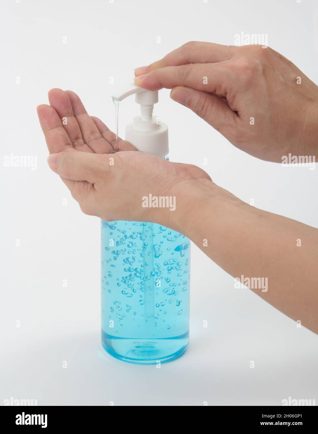 Primo piano donna con alcool gel mani, protezione Covid 19 Foto Stock