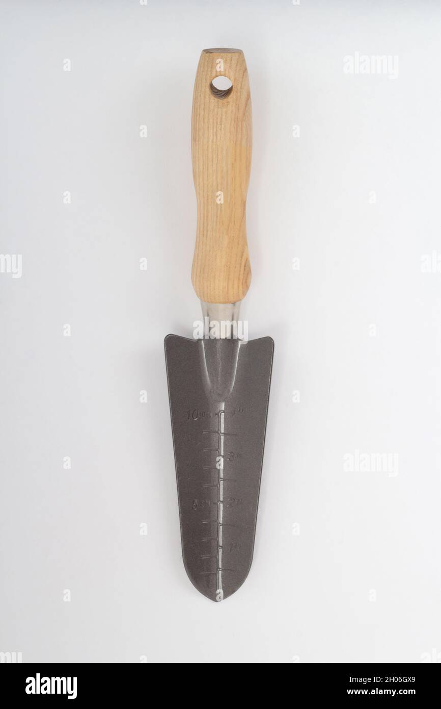 Pala piccola con scala e manico in legno, utensile da giardinaggio isolato su sfondo bianco Foto Stock