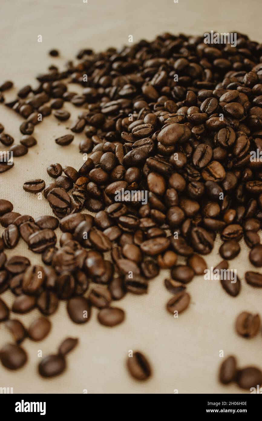 Chicchi di caffè su sfondo marrone. Fotografia di caffè ancora vita. Foto Stock