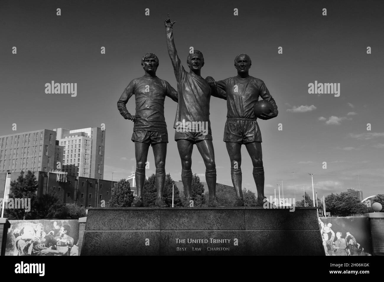 Lo scultore United Trinity di Philip Jackson, Manchester United's Old Trafford Ground, Manchester, Inghilterra, Regno Unito Foto Stock