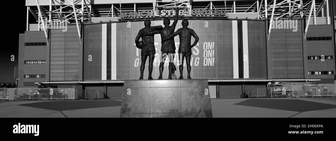 Lo scultore United Trinity di Philip Jackson, Manchester United's Old Trafford Ground, Manchester, Inghilterra, Regno Unito Foto Stock