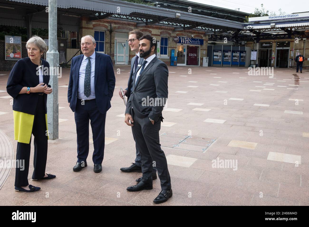 Maidenhead, Regno Unito. 11 Ottobre 2021. Theresa May MP è raffigurato con Bob Beveridge (presidente della Thames Valley Berkshire LEP), Tom Pierpoint (Business Development Director, GWR) e Asim Zeb (Project Center) in occasione dell'apertura ufficiale di un nuovo piazzale della stazione Maidenhead. La ristrutturazione di 3,75 milioni di sterline ha lo scopo di rendere l'area intorno alla stazione più favorevole ai pendolari in previsione di un aumento dei passeggeri all'apertura della Crossrail e di migliorare sia lo scambio tra treni e altre forme di trasporto, sia i collegamenti a piedi e in bicicletta tra la stazione e il centro città. C Foto Stock