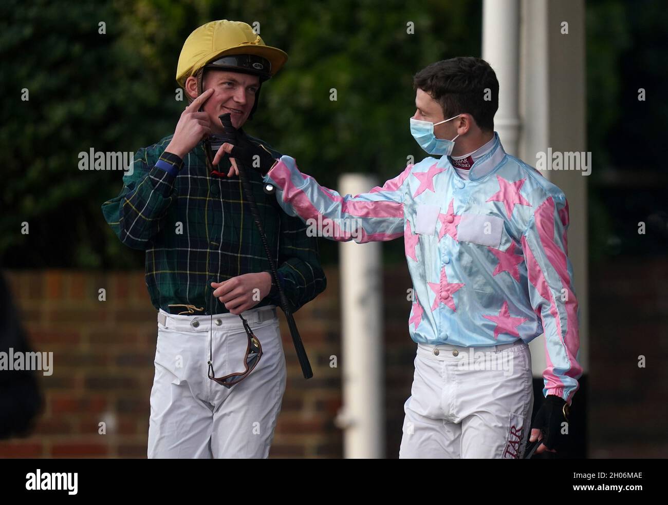 Jockeys Rob Hornby (a sinistra) e Oisin Murphy prima di provare il nostro nuovo prezzo Boost presso Unibet Fillies 'Restricted Novice Stakes a Kempton Park Racecourse, Surrey. Data foto: Lunedì 11 ottobre 2021. Foto Stock