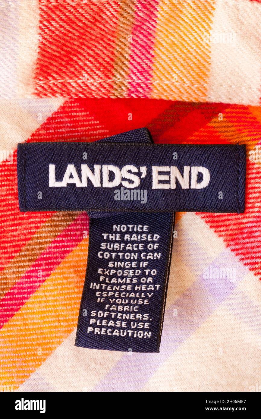 Notare che la superficie sollevata di cotone può affondare se esposta a fiamme o calore intenso - etichetta di avvertenza in Lands End shirt abbigliamento Foto Stock