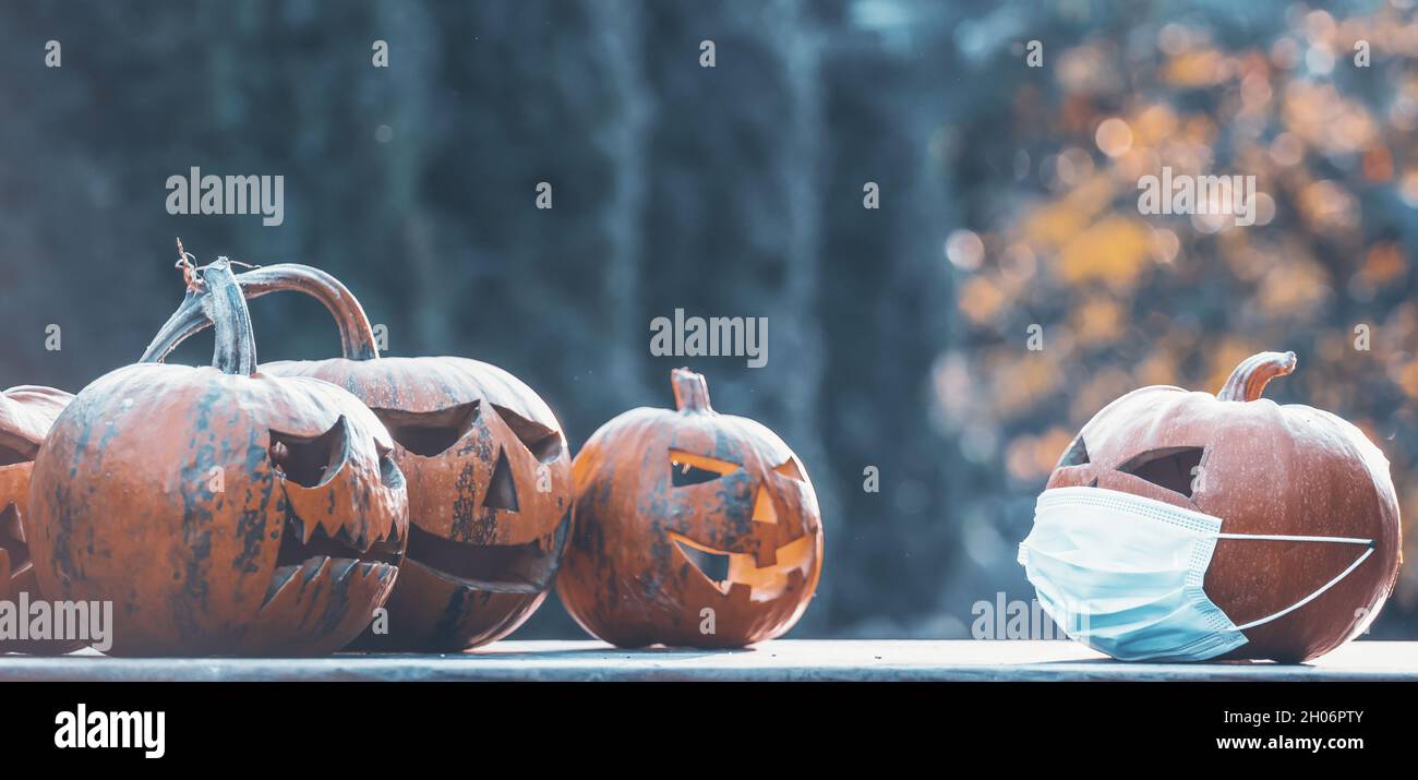 Concetto di conflitto di gruppo, bullismo. COVID negazione cospirazione teorici. Scettici che negano coronavirus mocking su indossare maschera facciale. Concetto di Halloween Foto Stock