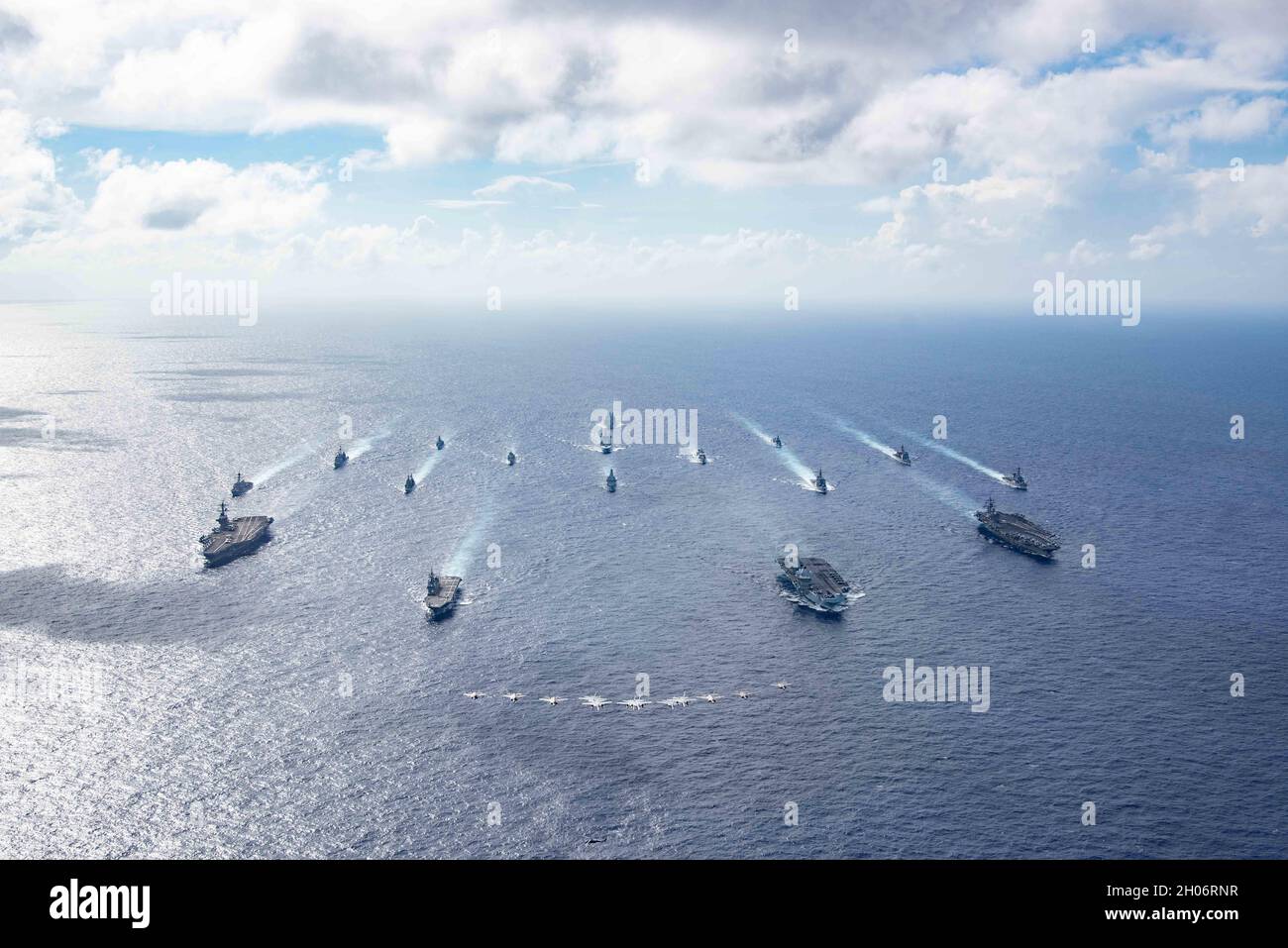 Philippine Sea, Stati Uniti. 03 Ottobre 2021. Formazione di gruppi di sciopero multi-nazionale di carrier vela in formazione durante gli esercizi 3 ottobre 2021, nel Mare delle Filippine. Vettori da sinistra a destra: Portaerei USS Carl Vinson della Marina degli Stati Uniti di classe Nimitz, cacciatorpediniere giapponese di classe Hyuga JS ISE, portaerei della Marina reale britannica HMS Queen Elizabeth, e la portaerei della Marina degli Stati Uniti di classe Nimitz USS Ronald Reagan. Credito: MC2 Jason Tarleton/Stati Uniti Navy/Alamy Live News Foto Stock