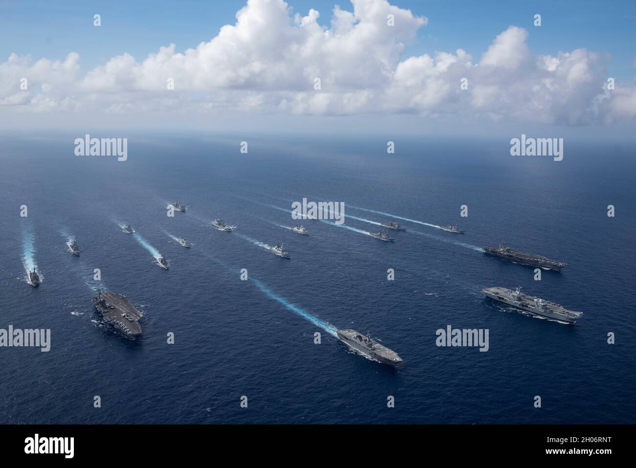 Philippine Sea, Stati Uniti. 03 Ottobre 2021. Formazione di gruppi di sciopero multi-nazionale di carrier vela in formazione durante gli esercizi 3 ottobre 2021, nel Mare delle Filippine. Vettori da sinistra a destra: Portaerei USS Carl Vinson della Marina degli Stati Uniti di classe Nimitz, cacciatorpediniere giapponese di classe Hyuga JS ISE, portaerei della Marina reale britannica HMS Queen Elizabeth, e la portaerei della Marina degli Stati Uniti di classe Nimitz USS Ronald Reagan. Credito: MC2 Jason Tarleton/Stati Uniti Navy/Alamy Live News Foto Stock