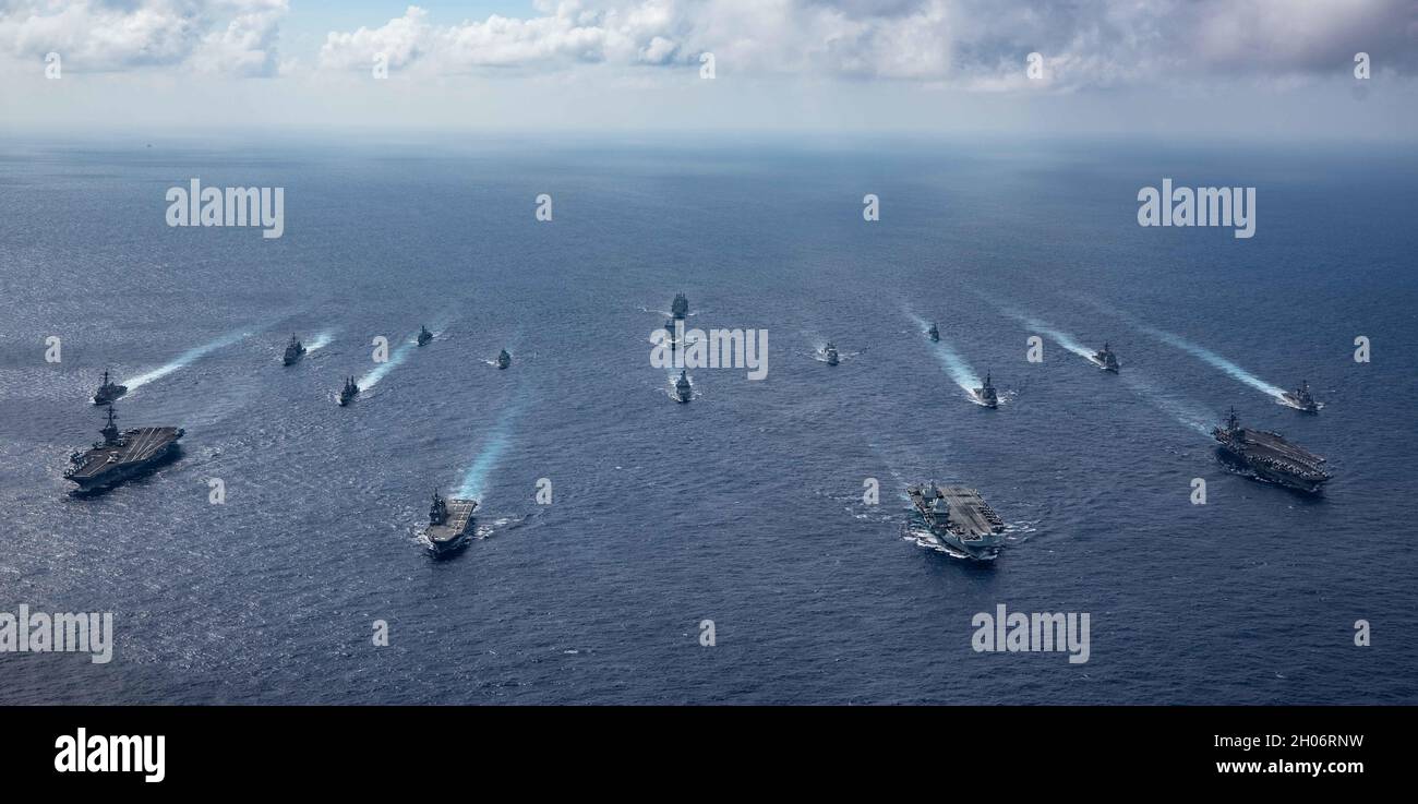 Philippine Sea, Stati Uniti. 03 Ottobre 2021. Formazione di gruppi di sciopero multi-nazionale di carrier vela in formazione durante gli esercizi 3 ottobre 2021, nel Mare delle Filippine. Vettori da sinistra a destra: Portaerei USS Carl Vinson della Marina degli Stati Uniti di classe Nimitz, cacciatorpediniere giapponese di classe Hyuga JS ISE, portaerei della Marina reale britannica HMS Queen Elizabeth, e la portaerei della Marina degli Stati Uniti di classe Nimitz USS Ronald Reagan. Credito: MC2 Jason Tarleton/Stati Uniti Navy/Alamy Live News Foto Stock