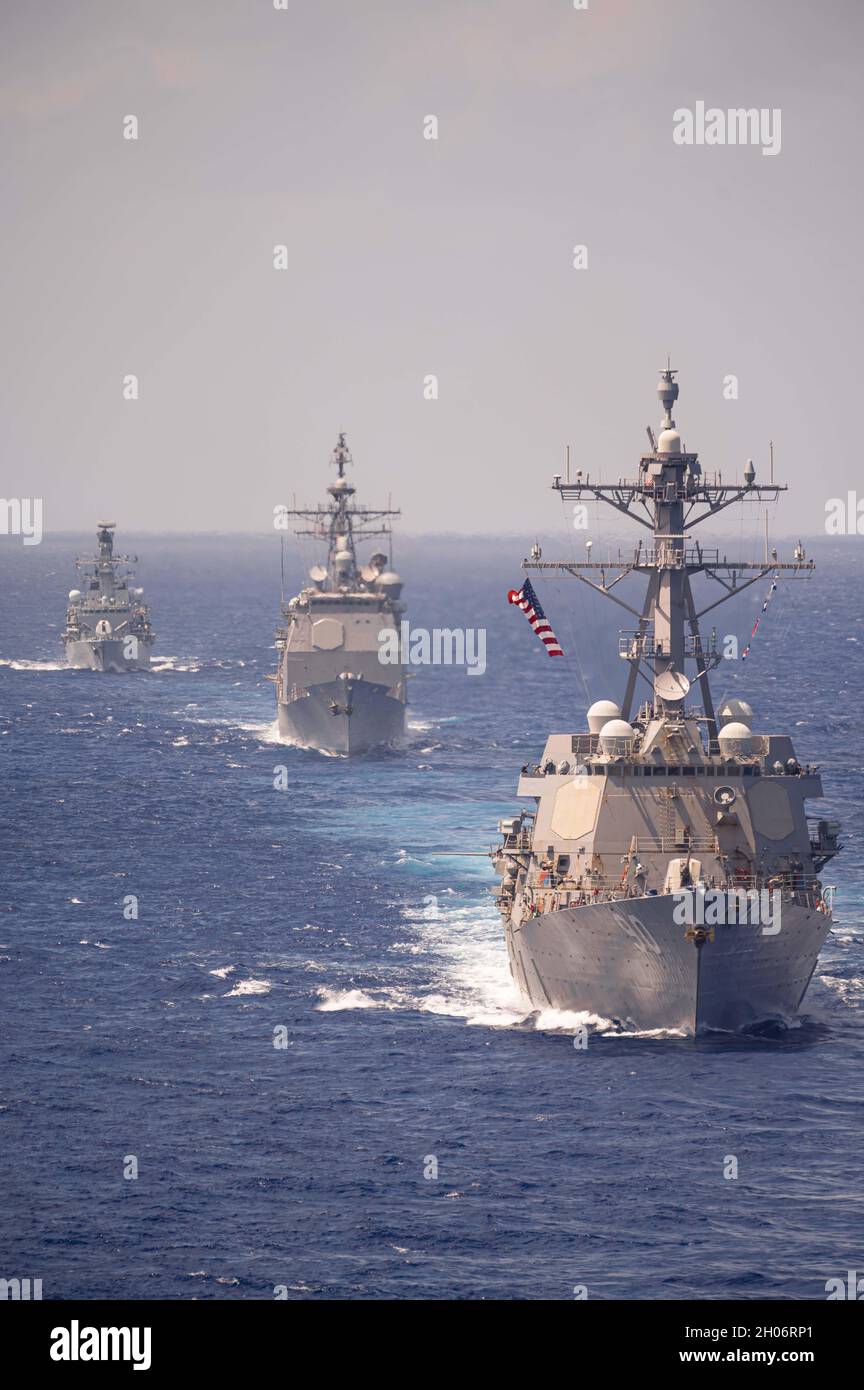 Philippine Sea, Stati Uniti. 03 Ottobre 2021. Una formazione di cacciatorpediniere navali multi-nazionali in corso durante gli esercizi 3 ottobre 2021, nel Mare delle Filippine. Navi da davanti a dietro: Caccia missilistica guidata USS Chafee, incrociatore missilistico guidato classe Ticonderoga USS Lake Champlain e la fregata della Marina canadese reale HMCS Winnipeg Credit: Seaman George Valceanu/U.S. Navy/Alamy Live News Foto Stock