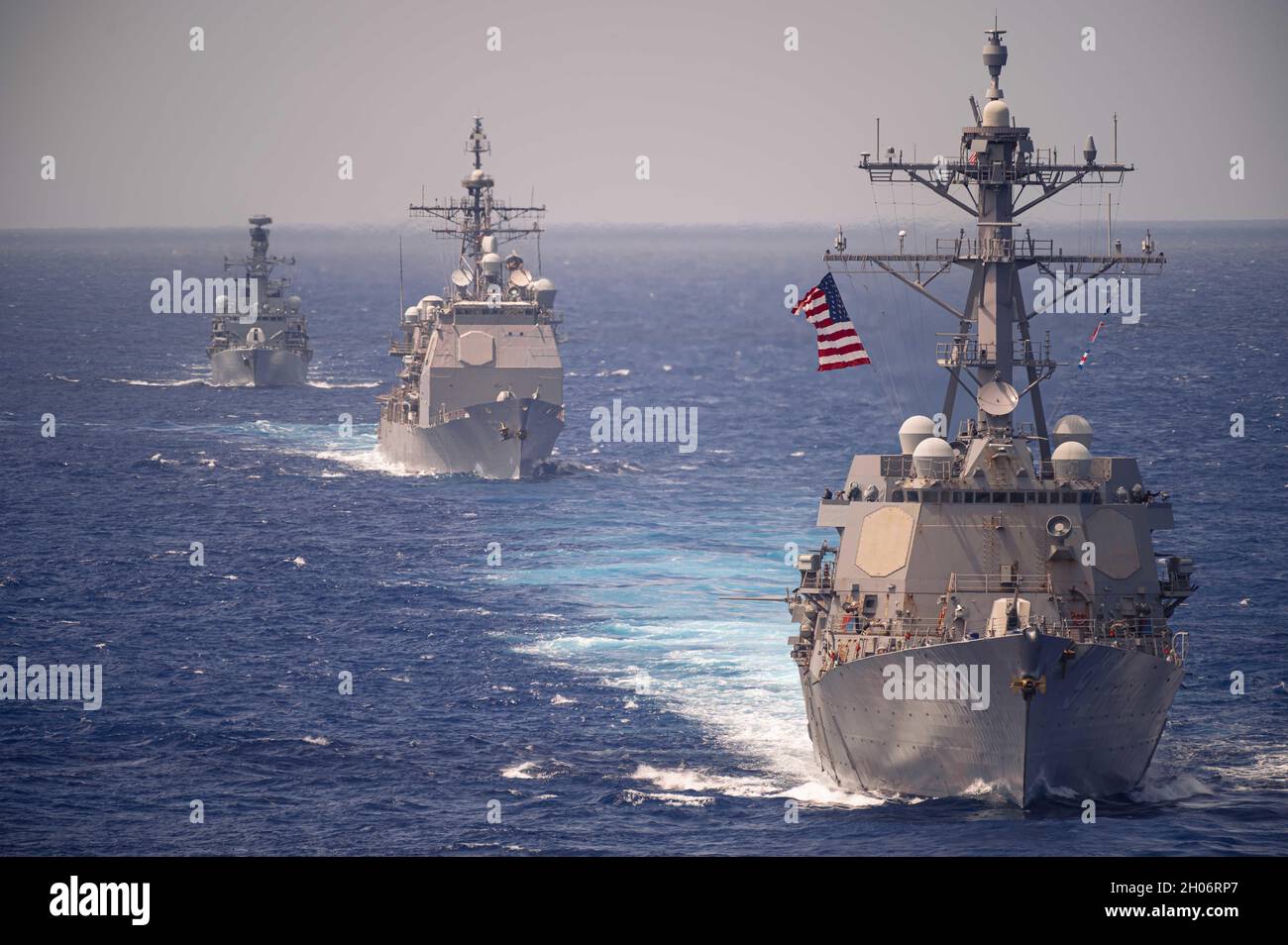 Philippine Sea, Stati Uniti. 03 Ottobre 2021. Una formazione di cacciatorpediniere navali multi-nazionali in corso durante gli esercizi 3 ottobre 2021, nel Mare delle Filippine. Navi da davanti a dietro: Caccia missilistica guidata USS Chafee, incrociatore missilistico guidato classe Ticonderoga USS Lake Champlain e la fregata della Marina canadese reale HMCS Winnipeg Credit: Seaman George Valceanu/U.S. Navy/Alamy Live News Foto Stock