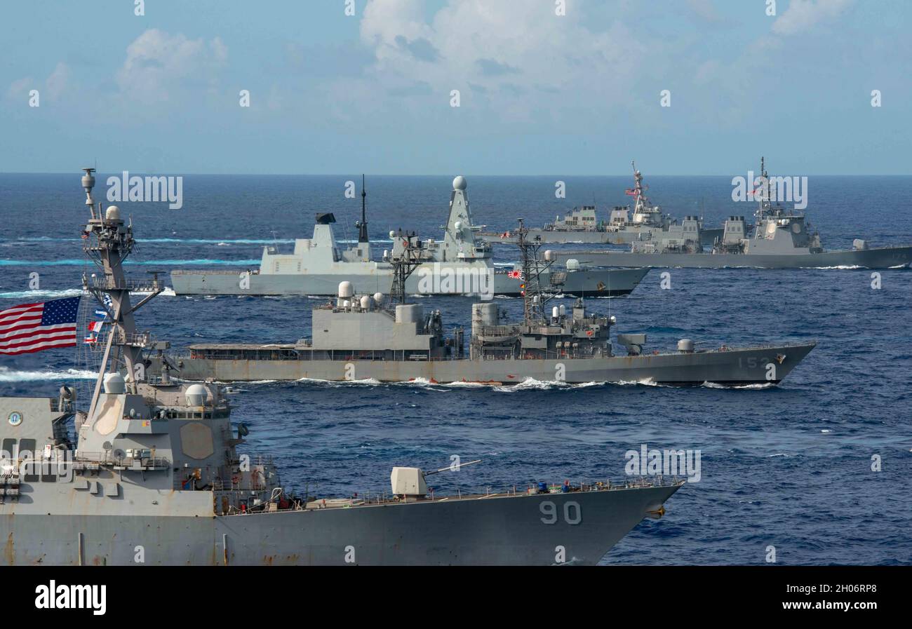 Philippine Sea, Stati Uniti. 03 Ottobre 2021. Una formazione di gruppi di scioperi multi-nazionali di carrier in corso durante gli esercizi 3 ottobre 2021, nel Mare delle Filippine. Navi da sinistra a destra: Cacciatorpediniere missilistico guidato di classe Burke della Marina degli Stati Uniti USS Chafee, cacciatorpediniere di classe Asagiri giapponese JS Yamagiri, cacciatorpediniere di difesa aerea di classe Royal Navy HMS Defender, cacciatorpediniere missilistico guidato di classe Kongo giapponese JS Kirishima e incrociatore missilistico guidato USS Lake Champlain della Marina degli Stati Uniti. Credit: MC2 Michael Jarmiolowski/U.S. Navy/Alamy Live News Foto Stock