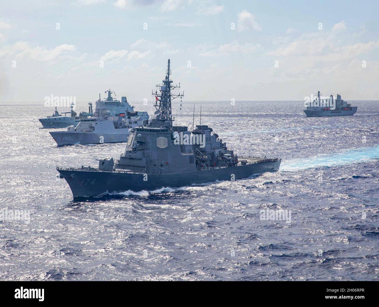 Philippine Sea, Stati Uniti. 03 Ottobre 2021. Una formazione di cacciatorpediniere navali multi-nazionali in corso durante gli esercizi 3 ottobre 2021, nel Mare delle Filippine. Navi da davanti a dietro: Caccia missilistica guidata di classe Kongo-Japan Maritime Self-Defense Force JS Kirishima, Royal Netherlands Navy De Zeven Provincien classe fregate HNLMS Evertsen, Royal Navy Tide-class petroliera di rifornimento RFA Tidespring e RFA Fort Victoria, indietro a destra. Credit: MC3 Santiago Navarro/U.S. Navy/Alamy Live News Foto Stock