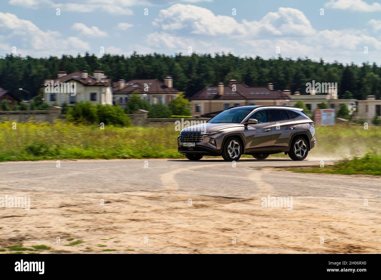 MOSCA, RUSSIA - 27 AGOSTO 2021 Hyundai Tucson Vista esterna NX4 di quarta generazione. Hyundai Tucson in movimento sulla natura bacjground. presa di diagnosi SUV compatta Foto Stock