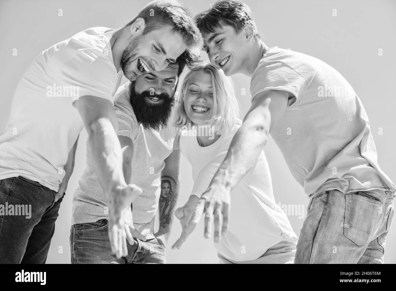 Raggiungere l'esterno. Felicità nell'unità. Mente aperta per la felicità. La gioventù spensierata si appende insieme. Guarda qualcosa di adorabile. Felicità. Gruppo persone eccitato look Foto Stock