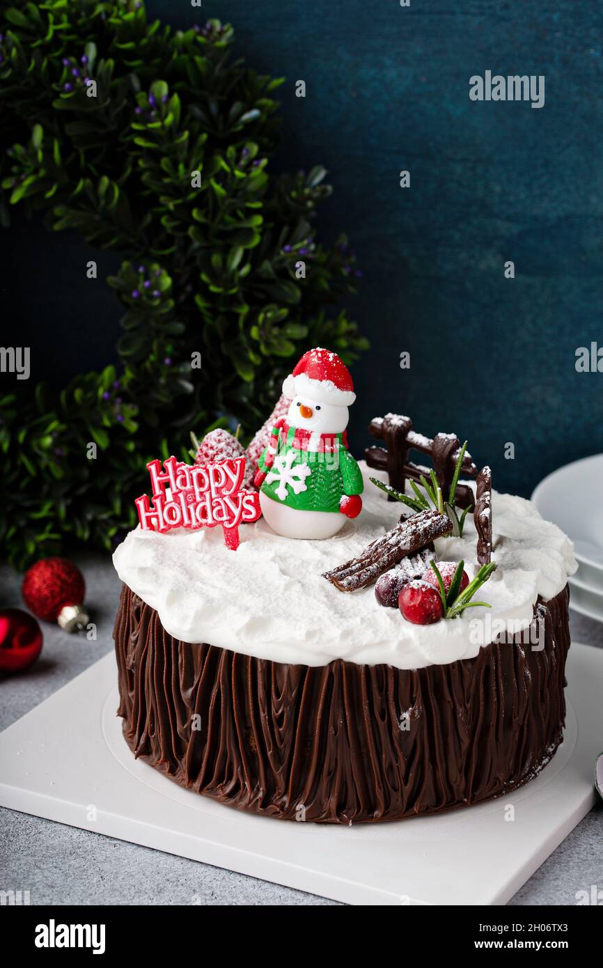 Torta di Natale al cioccolato con decorazioni natalizie Foto stock - Alamy