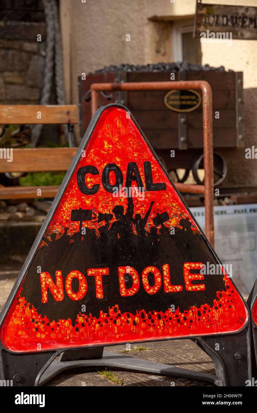 Cartello Coal Not Dole fuori dall'Old Wemyss Ways Heritage Centre, Fife, Scozia Foto Stock