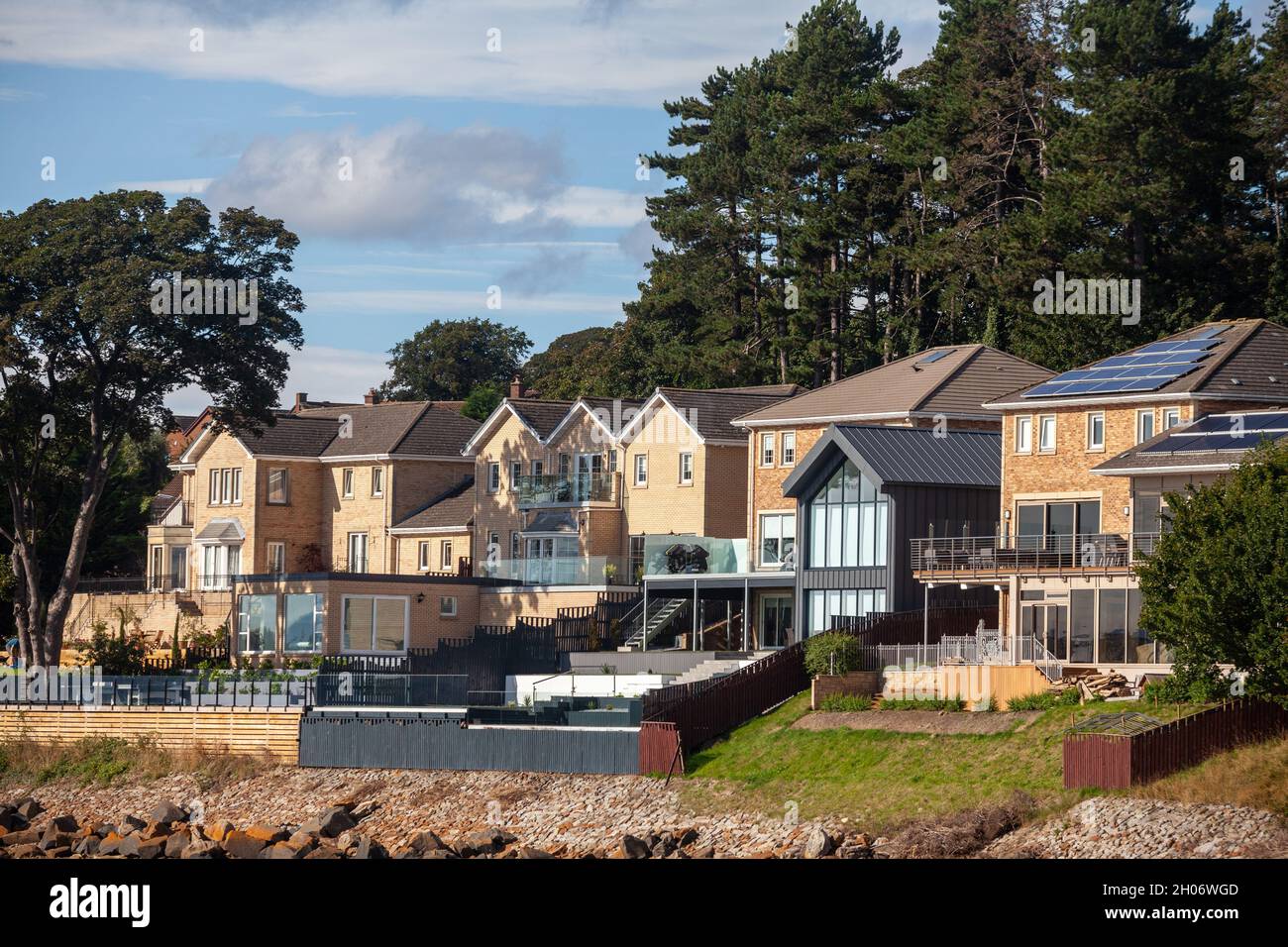 Costose case fronte mare a Donibelle Gardens, Dalgety Bay, Fife, Scozia Foto Stock