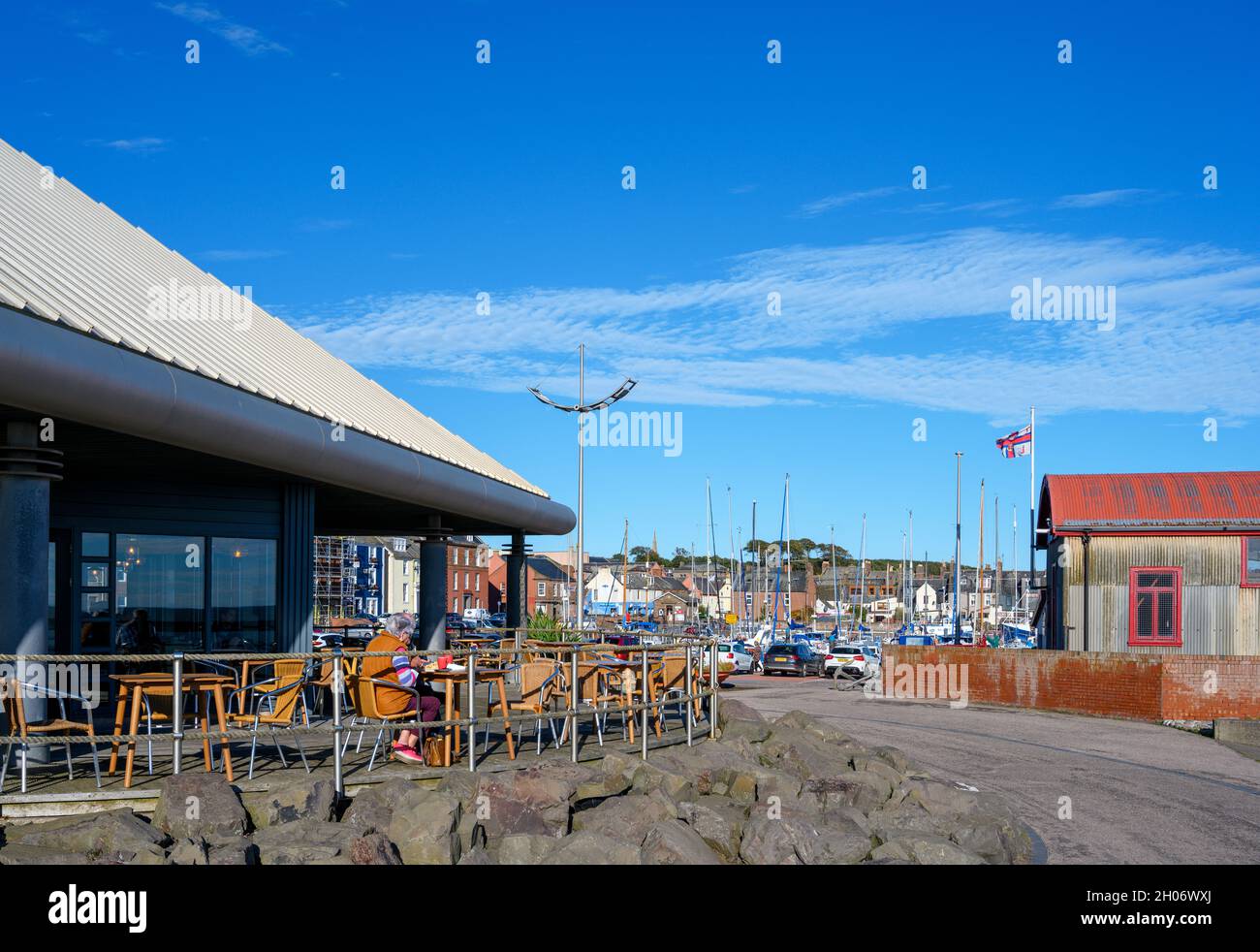 Terrazza del ristorante Old Boatyard nel porto, Arbroath, Scozia, Regno Unito Foto Stock