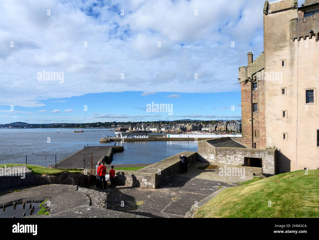 Castello di Broughty guardando verso Broughty Ferry, vicino a Dundee, Scozia, Regno Unito Foto Stock