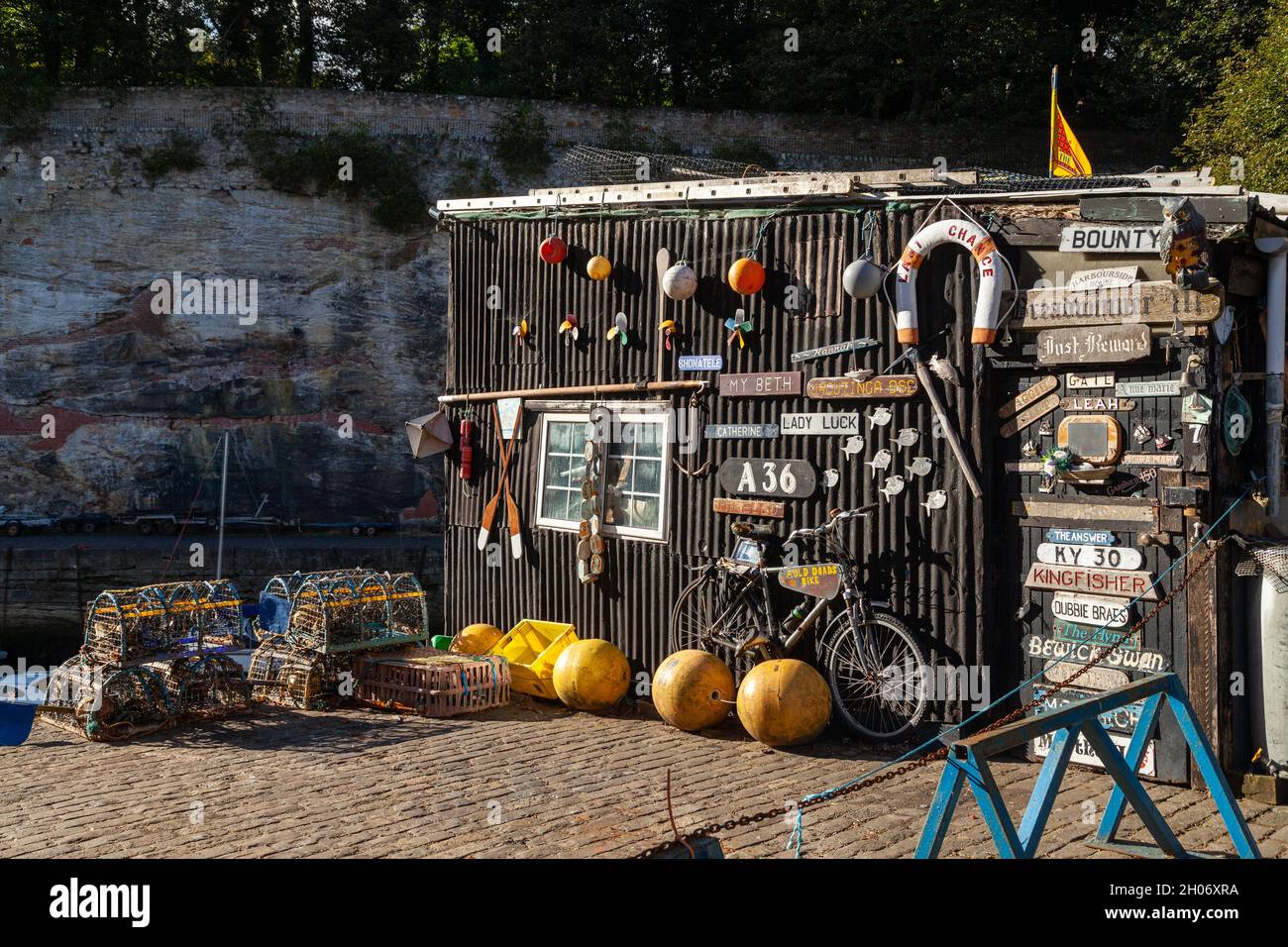 Cimeli marini su un capannone a Dysart Harbour, vicino a Kirkcaldy, Scozia Foto Stock