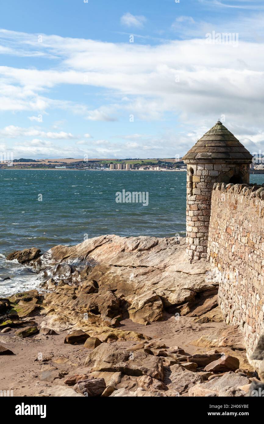 Il muro di mare di Ravenscraig Park Kirkcaldy con la città di Kirkcaldy in lontananza. Foto Stock