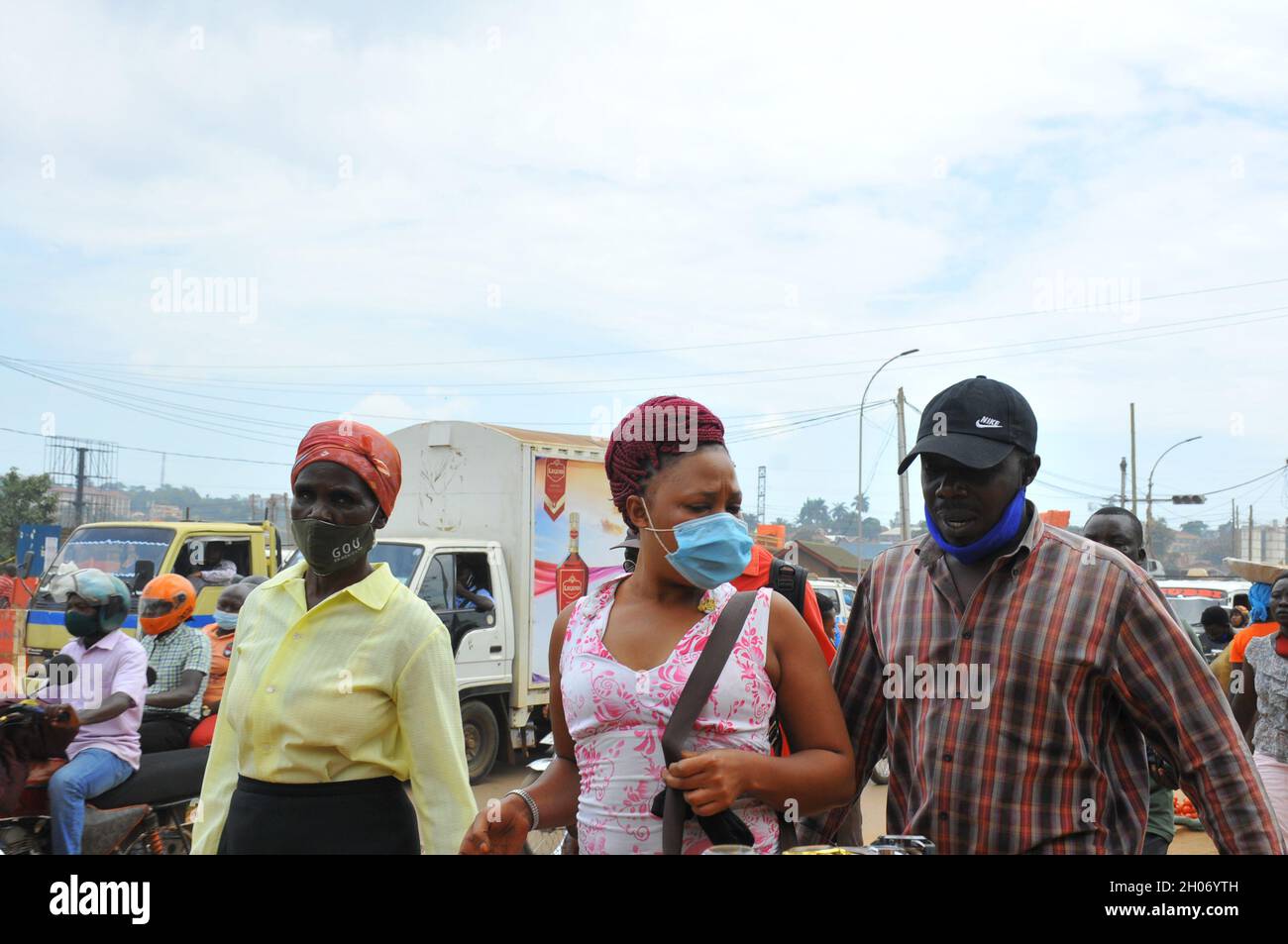 Persone che indossano maschere. La direttiva del governo prevede che le persone indossino una maschera per combattere la pandemia del Covid – 19. L'economia di tutti gli stati è stata colpita duramente e i bambini delle classi inferiori non hanno frequentato la scuola da molto tempo. Kampala City, Uganda. Foto Stock