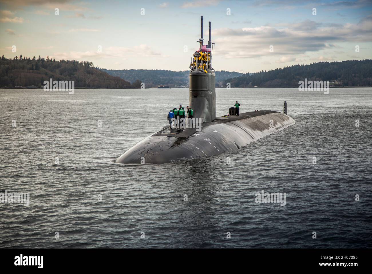 Bremerton, Stati Uniti. 14 dicembre 2016. Il sottomarino ad attacco rapido USS Connecticut della Marina degli Stati Uniti parte dal Puget Sound Naval Shipyard il 15 dicembre 2016 a Bremerton, Washington. La Marina ha riferito che il 2 ottobre 2021, la barca è stata danneggiata dopo che ha urtato con un oggetto non identificato durante le manovre nel Mar Cinese Meridionale. Credito: Thiep Van Nguyen II/Stati Uniti Navy/Alamy Live News Foto Stock