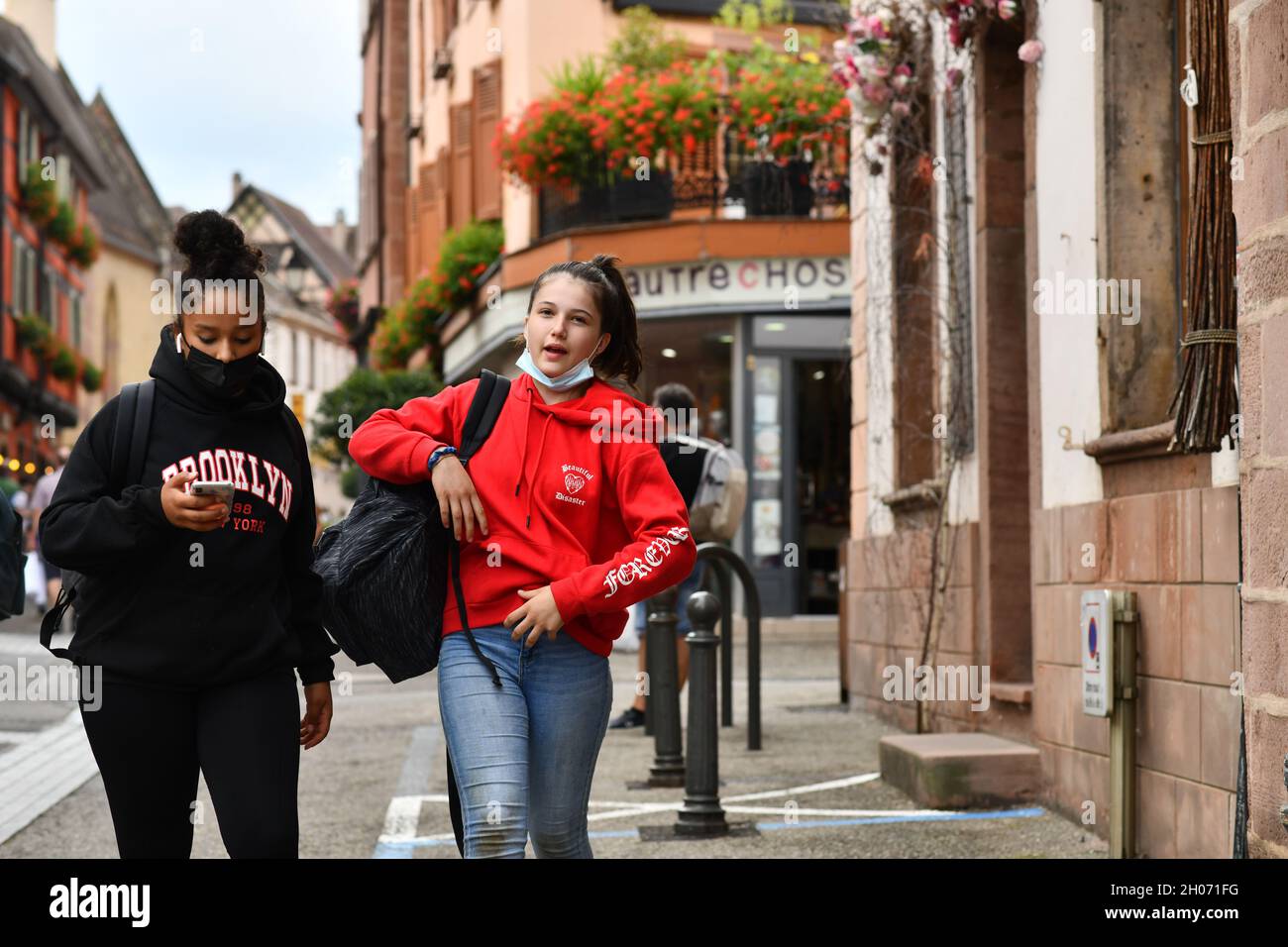Due ragazze che camminano a casa dalla scuola in Francia, Europa Foto Stock