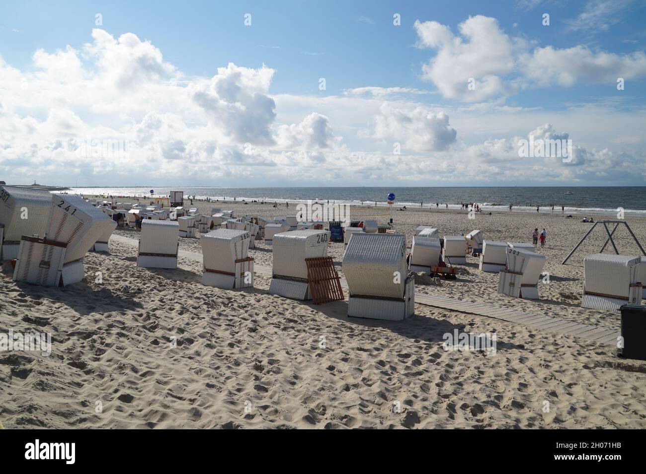 Sedie da spiaggia sulla spiaggia di sabbia bianca dell'isola di Baltrum nel Mare del Nord in Germania Foto Stock
