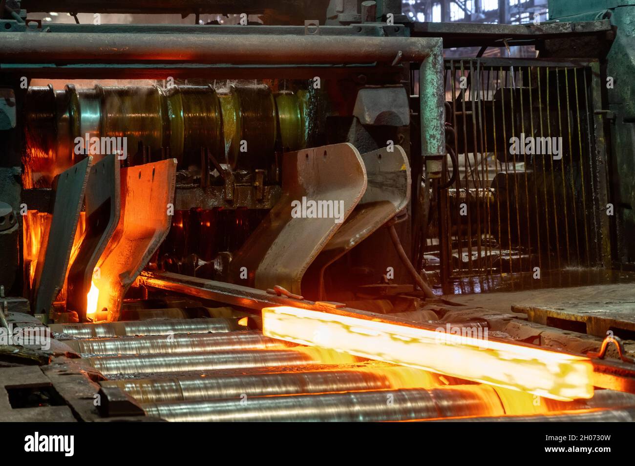 Il processo di laminazione dell'acciaio laminato a caldo in un laminatoio Foto Stock