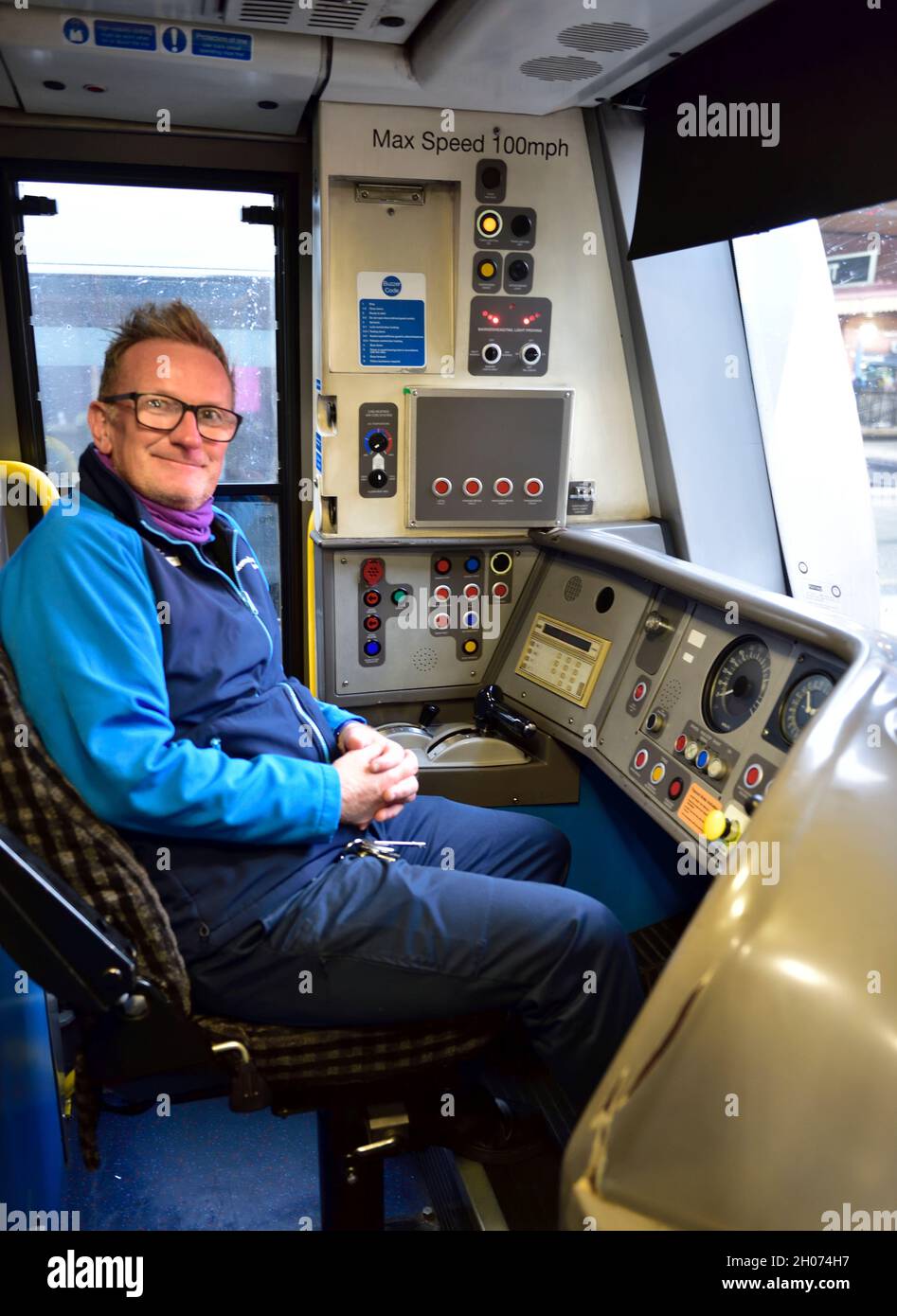 Autista di treno all'interno del taxi di un treno Chiltern Railways in Arriva alla stazione di Birmingham Moor Street Foto Stock