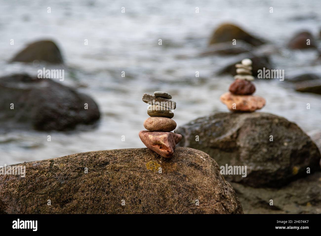 figure di pietra su pietre grandi alla costa Foto Stock