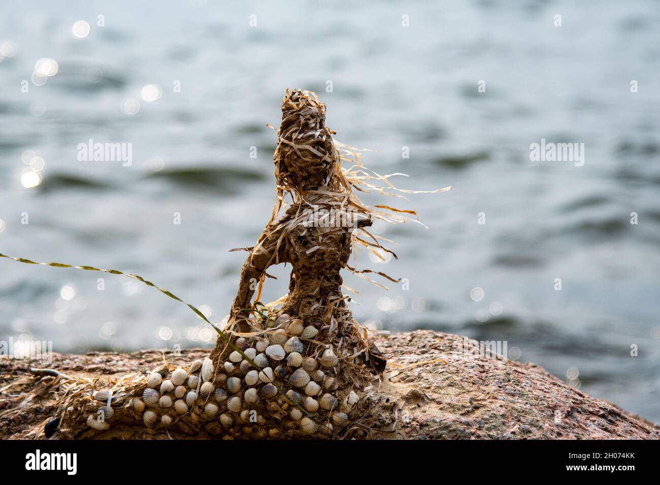 mermaid scolpito con cozze e sabbia Foto Stock