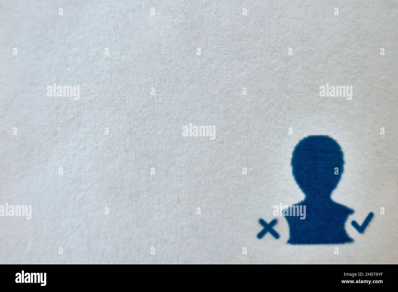 singola persona isolata sullo sfondo di un foglio bianco di carta. Illustrazione di un'icona della silhouette di un busto con il simbolo del bene o del male Foto Stock