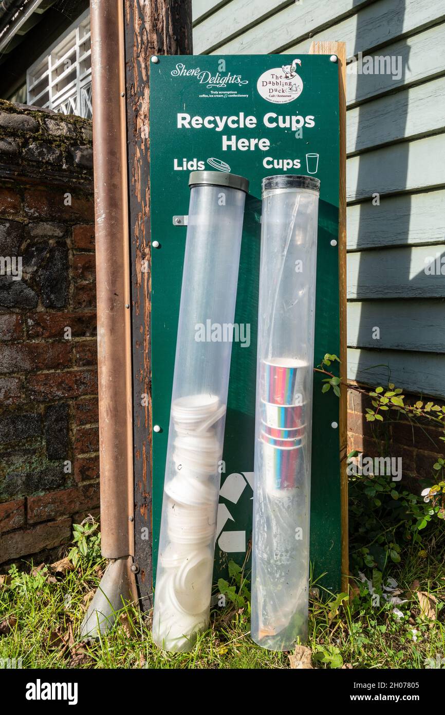 Tubi per il riciclaggio di tazze e coperchi in plastica all'esterno di un bar, Surrey, Inghilterra, Regno Unito Foto Stock
